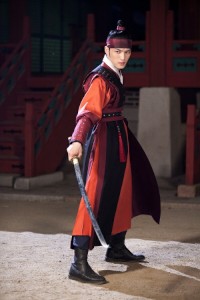 MBC週末ドラマ『Dr.JIN』のキム・ジェジュンが悲しみにふける真夜中の武術修練写真が公開され、ファンの注目を集めた。写真＝イギムプロダクション