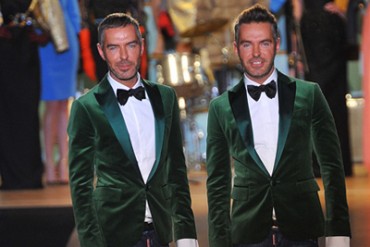 ディースクエアードが初のショートムービー披露、デザイナーのディーン＆ダンが先生役で登場