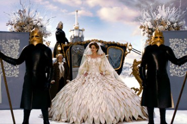 石岡瑛子の渾身の遺作ドレスが輝きを添えた、ジュリア・ロバーツ主演映画「白雪姫と鏡の女王」