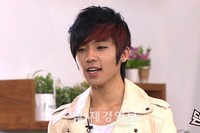 TEEN TOPメンバーのチャンジョが、韓流スターであり‘演技ドル（演技の上手いアイドル）’のアイコンであるJYJのパク・ユチョンに完璧に憑依し、驚きを提供した。抜群の演技力を見せつけた。写真＝SBSMTV