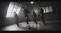 キム・ヒョンジュン（SS501のマンネ）が新曲『Sorry I'm Sorry』のMVティーザー映像を通してカリスマ溢れる男性美を誇示、視線を集中させている。
