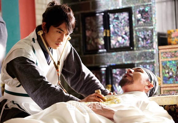 韓国MBC週末ドラマ『Dr.JIN』で、150年前にタイムスリップした心温かい外科医ジン・ヒョク役を熱演中のソン・スンホンが、魅力的なスマイルを見せ話題だ。写真=イギムプロダクション