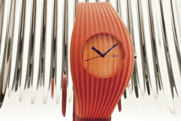 アレッシィ（ALESSI）から波状のドレープが美しい新作時計