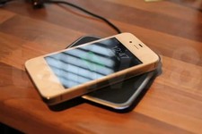 iPhone4Sを改造し、ワイヤレス充電を可能にさせた動画が公開されています