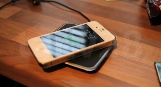 iPhone4Sを改造し、ワイヤレス充電を可能にさせた動画が公開されています