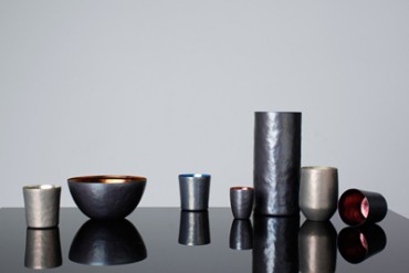 世界のVIPをもてなした、美しいチタンのテーブルウェアのインスタレーション開催中