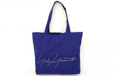 ヨウジヤマモト青山店で、限定ショッピングバッグがもらえるサービス開始