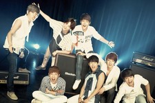 12日、INFINITE（インフィニット）メンバーたちの自由でいたずらっぽい姿が映ったコンサートポスターが先行公開されて熱い関心を集めた、『INFINITEコンサート“あの年の夏”』前売りチケットが、販売開始15分で全席完売という快挙を遂げた。