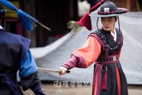 MBC週末ドラマ『Dr.JIN』では、ギョンタク（キム・ジェジュン）とヨンフィ（ジン・イハン）の再会に視聴者の関心が集まっている。写真＝イギムプロダクション