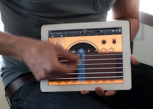 本物のドラムスティックやギター用ピックと同じような感覚で使用できるiPad用のスタイラス『PIX ＆ STIX for iPad』