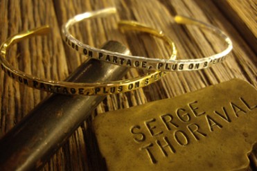 セルジュ・トラヴァルの直営店10周年を記念して、限定ブレスレットをバッグとセットで発売