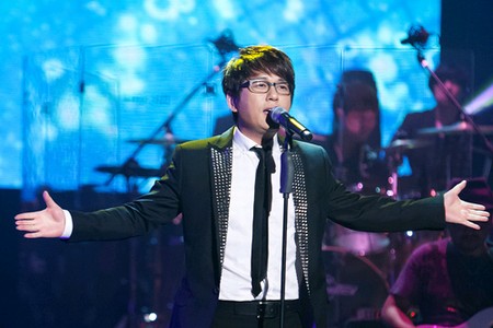 14日夜7時、ソウル上岩（サンアム） ヌリクム スクエア ビルディングで開かれた『ワンコンサート』で、国民歌手シン・スンフンが故パク・ヨンハに歌を捧げ、注目を浴びた。25日夜12時Mnetで放送。