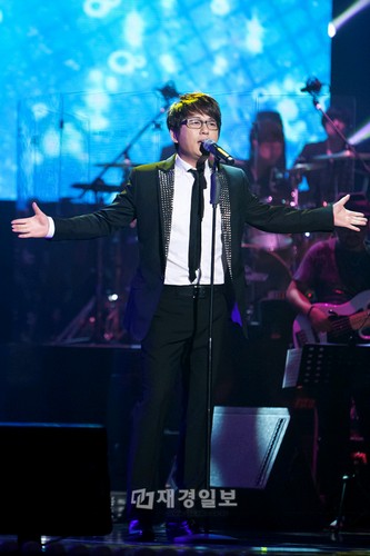 14日夜7時、ソウル上岩（サンアム） ヌリクム スクエア ビルディングで開かれた『ワンコンサート』で、国民歌手シン・スンフンが故パク・ヨンハに歌を捧げ、注目を浴びた。25日夜12時Mnetで放送。