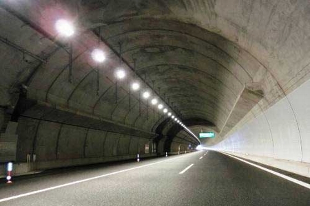 「エコセラSR」が納入されている富士川トンネル（写真：GSユアサ）