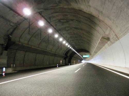 「エコセラSR」が納入されている富士川トンネル（写真：GSユアサ）