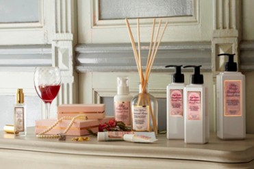 テラクオーレより、ローズの香りのラグジュアリーなヘアケアラインが新発売