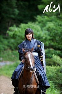 SBS新月火ドラマ『神医』で高麗一の武士チェ・ヨンを演じるイ・ミンホは、最近、忠清北道の丹陽で行われた撮影でプロ級の乗馬の腕前を披露し、製作スタッフたちを驚かせた。