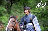 SBS新月火ドラマ『神医』で高麗一の武士チェ・ヨンを演じるイ・ミンホは、最近、忠清北道の丹陽で行われた撮影でプロ級の乗馬の腕前を披露し、製作スタッフたちを驚かせた。