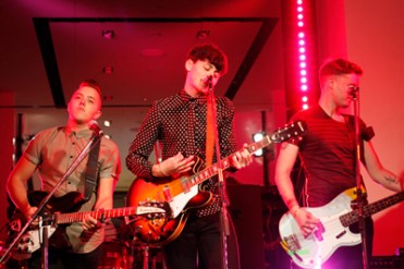 バーバリーの旗艦店で、フジロックに初出演のUKバンド「ザ・ハートブレイクス」のライブイベントを開催 