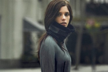 『トワイライト』のアシュレー・グリーンがNYの街で着こなすDKNY2012年秋冬コレクション