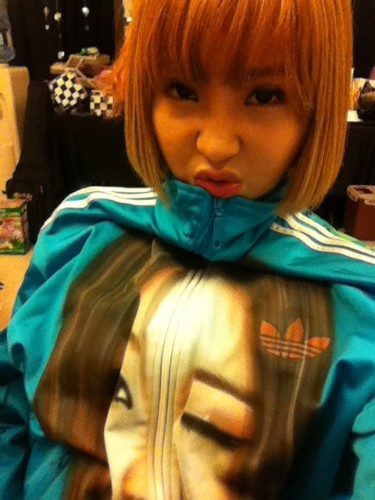 2NE1のミンジは8日、自身のツイッターでやや苦しそうな表情の自分撮り写真とともに、風邪を引いていることを報告した。写真＝ミンジのツイッターより