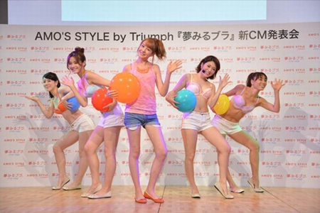 ”夏カワイイ！”ダンス（中央：トリンドル玲奈さん、左隣：田辺岬さん）（写真：トリンプ・インターナショナル・ジャパン）