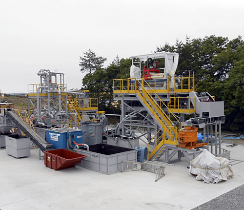 広野町に建設したセシウム汚染土壌の実証浄化プラント（プラントは現在大型のテントで覆われている）（写真：清水建設）