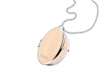 昨年30分で完売したクロエのペンダント型パフュームの新作 「BIANCA」ホワイトカラーで限定発売