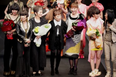 ヒロココシノが銀座店をオープン、併設のギャラリーで展覧会「小篠弘子 十八歳の眼差し」開催