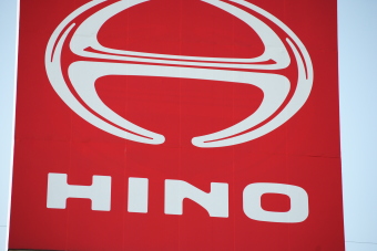 日野自動車＜７２０５＞（東１）は１６日、急反発となり、１１時を過ぎて５７３円（２２円高）まで上昇。