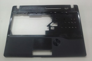 富士通は17日、使用済みのCDやDVDをノートパソコンの筐体に再生利用するリサイクルシステムを富士通研究所と共同で構築し、夏モデルのノートパソコンの一部で再生プラスチックの利用を開始したと発表した。写真は、再生プラスチックの適用部分。