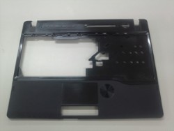 富士通は17日、使用済みのCDやDVDをノートパソコンの筐体に再生利用するリサイクルシステムを富士通研究所と共同で構築し、夏モデルのノートパソコンの一部で再生プラスチックの利用を開始したと発表した。写真は、再生プラスチックの適用部分。
