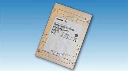 業界最大クラスの1.6TBを実現したエンタープライズ向け2.5型SSD（画像：東芝）