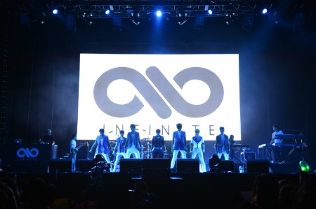 7人組ボーイズグループINFINITE（インフィニット）が18日と19日、夏フェス「SUMMER SONIC 2012」に初出演し、日本3rdシングル「She's Back-Japanese Ver.-」の初パフォーマンスを披露した。写真は19日の大阪公演の模様（写真提供 株式会社ウィルビー）