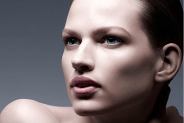 NARSskinから新しいスキンケアコレクションが登場、プリズムのパワーで輝く肌を実現