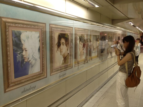 SUPER JUNIORの巨大バナー「sexy men's exhibition」が24日、渋谷駅で公開された。（2012年8月24日渋谷駅付近にて）