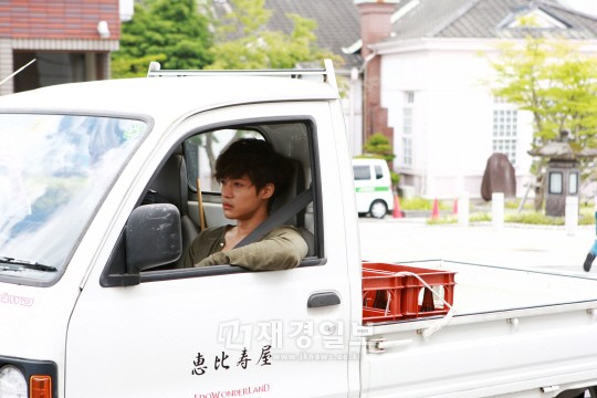 キム・ヒョンジュンの“軽トラック運転シーン”が話題だ。写真＝メディアバック