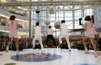 ソウルの複合ショッピングモール「タイムズスクエア」(代表キム・ダム)がオープン3周年を迎えて9月の1ヶ月間、祝祭イベントを開催することになり、2日、『江南(カンナム)スタイル』の大ヒットで人気最高潮の歌手PSY(サイ)を招いての祝祭公演が行われた。