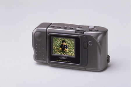 1995年に発売した世界初の一般向け液晶デジタルカメラ「QV-10」（画像：カシオ計算機）