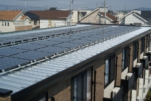 アパートの屋根に設置された太陽光パネル（写真：富士通）