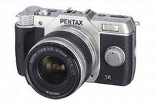 「PENTAX Q10」シルバー（画像：ペンタックスリコーイメージング）