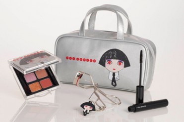 シュウ ウエムラ×カール・ラガーフェルド、限定クリスマスキットなどコラボの全貌を初公開！