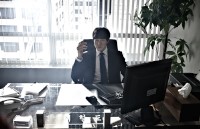 今秋、韓国最高の映画話題作『会社員』で、殺人請負会社の会社員に変身するソ・ジソプの“24時スチール”が公開された。