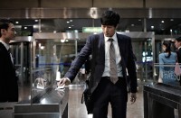今秋、韓国最高の映画話題作『会社員』で、殺人請負会社の会社員に変身するソ・ジソプの“24時スチール”が公開された。