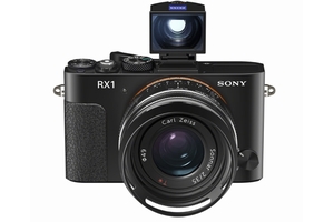 「DSC-RX1」に、光学ビューファインダーキット「FDA-V1K」、サムグリップ「TGA-1」、レンズフード「LHP-1」を装着（いずれも別売）（画像：ソニー）