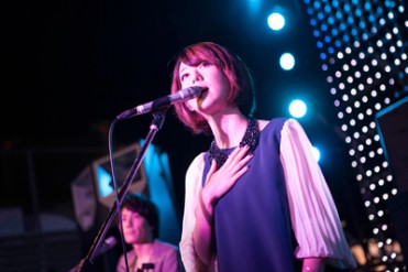 ジル by ジルスチュアートのルミネエスト新宿店がリニューアル、moumoonがパーティで新曲披露 