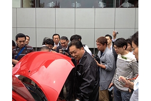 世界初となる「ガソリン混合水素エンジン」自動車の発表記者会見の様子（写真：ITカーズ）