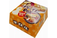 チロルチョコ株式会社は、「きなこもち」が2013年で発売10周年を迎える事を記念し、きなこもちアソートのビッグチロル「ビッグチロル〈きなこもち〉」（18個入り）などを10月1日から発売する。写真=「ビッグチロル〈きなこもち〉」