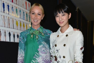 武井咲がグッチの2013年春夏コレクションに出席、シャルロット・カシラギ モナコ公女とフロントロウで
