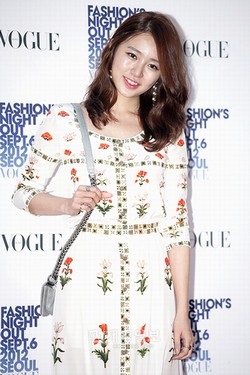 女優ユン・ウネが韓国MBC新ドラマ『会いたい』のヒロインとして約1年5か月ぶりにブラウン管に復帰する。